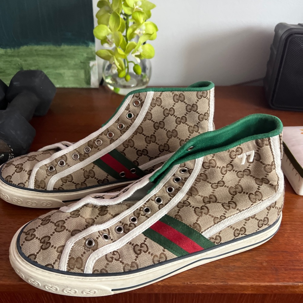 Gucci 77” size 10